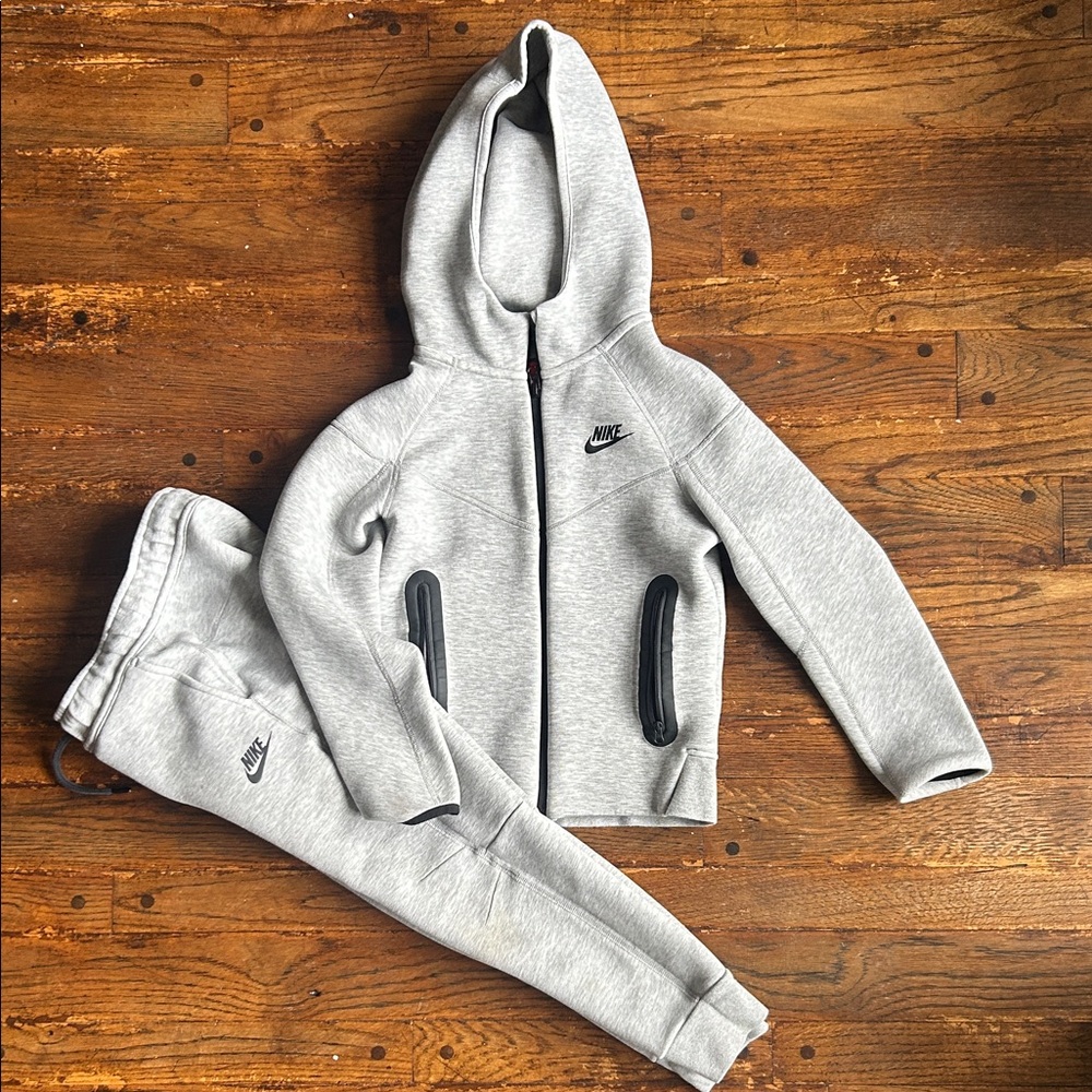 Nike Tech Gray  Set